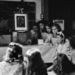 Enfant à l'écoute du discours de Pétain