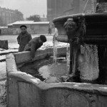 Place St Etienne - jumeaux devant la fontaine gelée